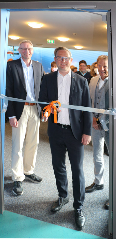Staatssekretär Dr. Thilo Rohlfs bei der Eröffnung des Syltdomes am 27.4.2022. Links im Bild Dr. Matthias Strasser, Leiter des Erlebniszentrums, rechts im Bild Ronald Benck, Bürgermeister von List auf Sylt.